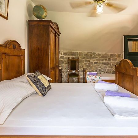 הוילה אומיס Mini Stone House מראה חיצוני תמונה