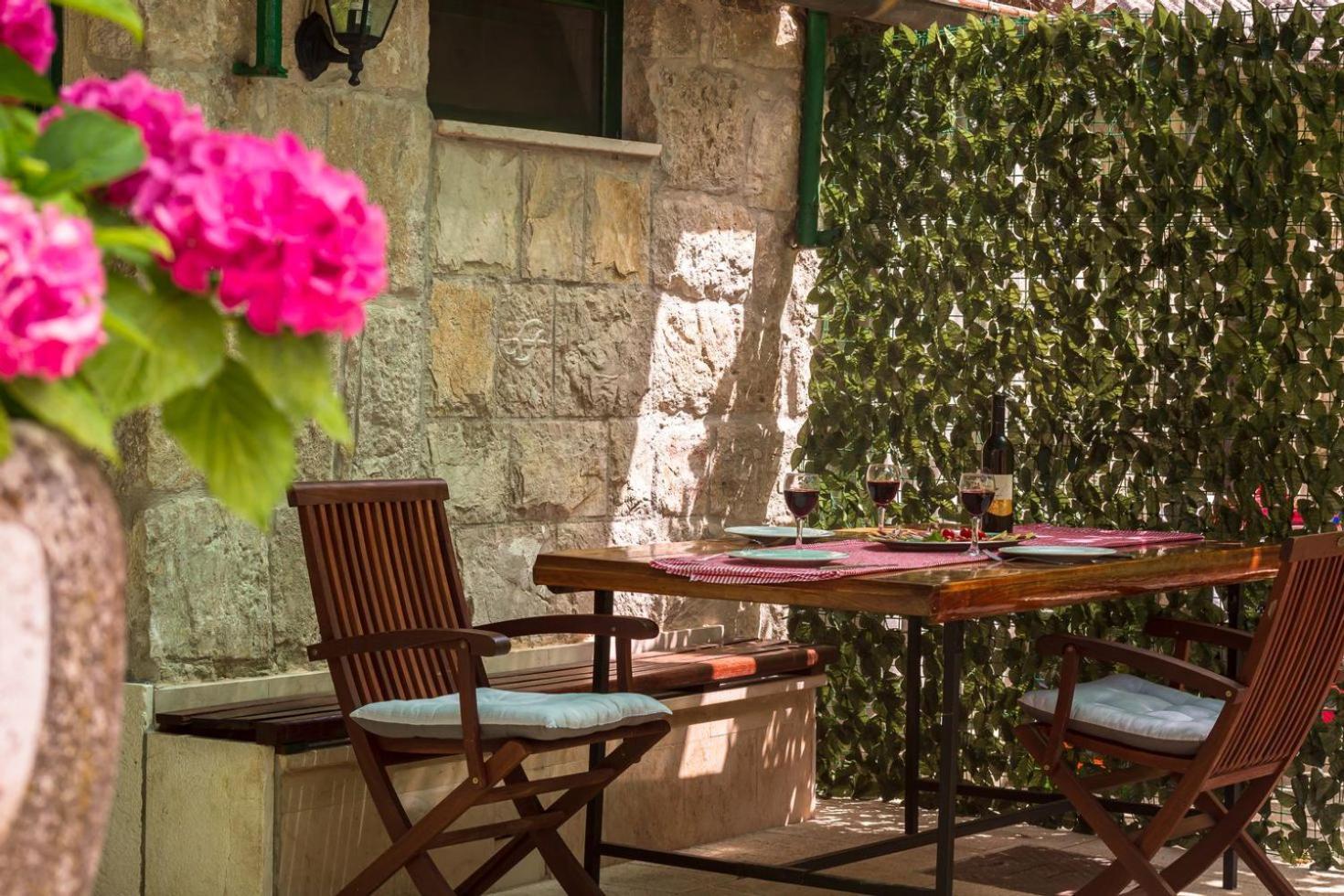 הוילה אומיס Mini Stone House מראה חיצוני תמונה